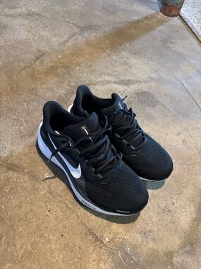 Nike Men’s Black and White Athletic Running Shoes EE